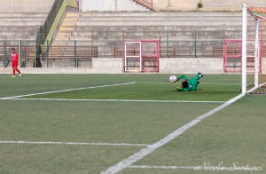 32', Sapone calcia e Commisso para